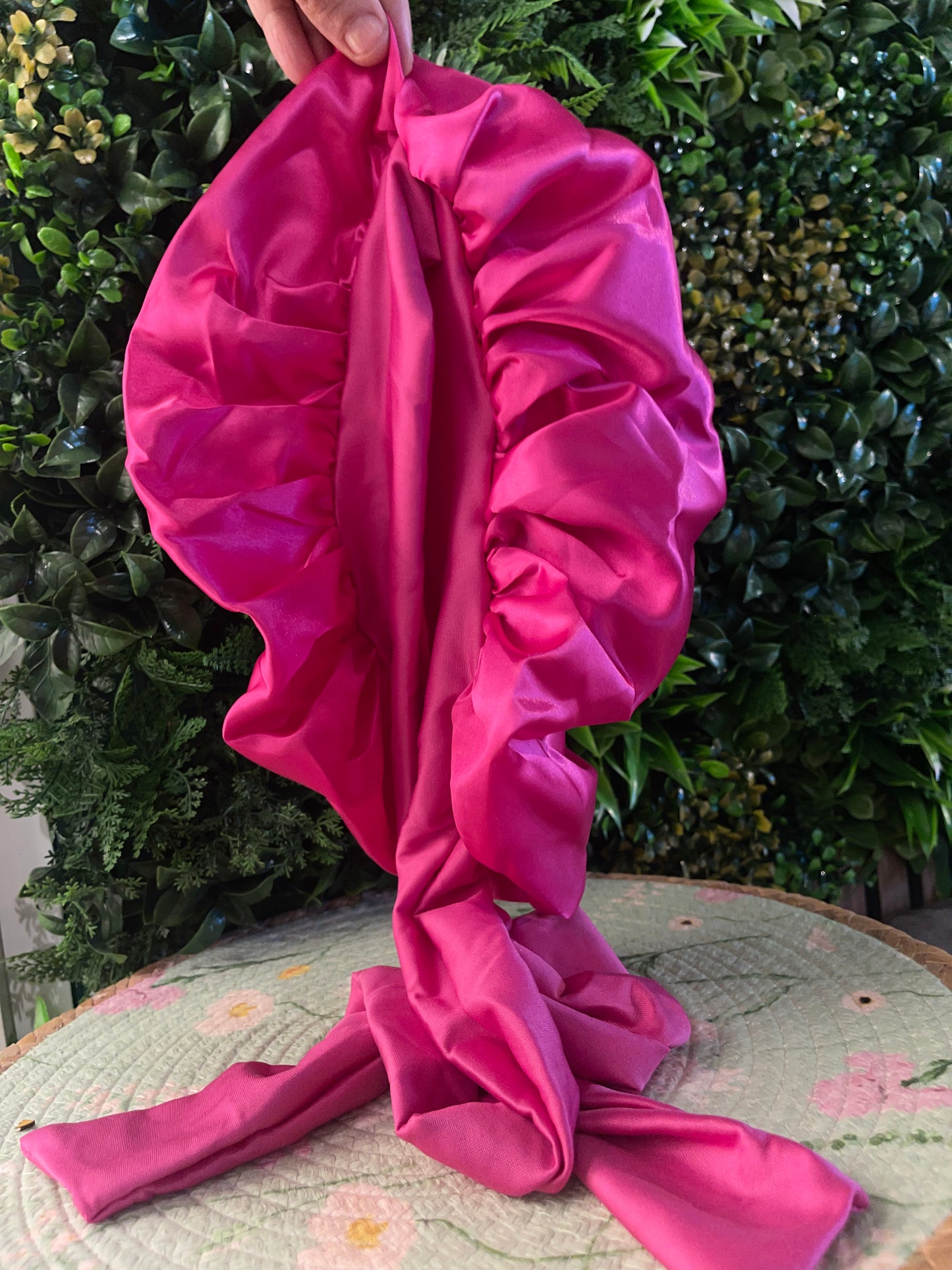 Eccentric Glow Bonnet - Luxe Satijnen Bonnet met Linten